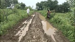 Parbhani News : चिखलमय रस्त्यात अर्धनग्न होऊन डबक्यात लोटांगण; परभणीत रस्त्यासाठी गावकऱ्यांचे अनोखे आंदोलन, महिलांना अश्रू अनावर