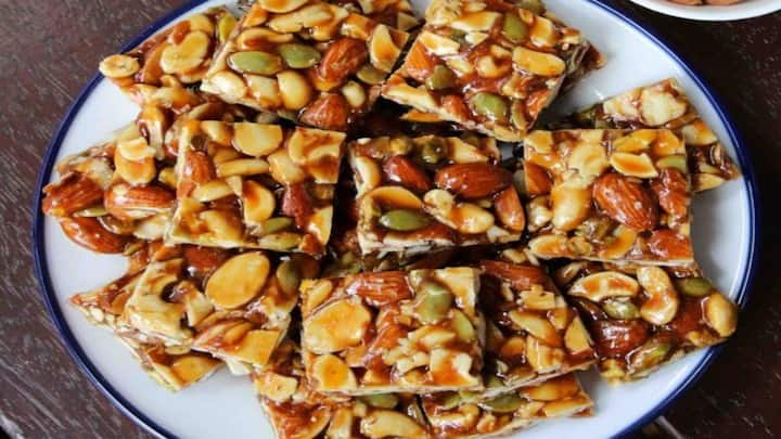 चिक्की (Dry Fruit Chikki without sugar) – गूळ वापरून, पण कधी फक्त खजूर / अंजीर गोडीवरही केली जाते.