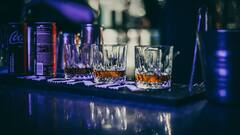 क्या सोडा सच में बदल देता है व्हिस्की का स्वाद? आखिर क्यों दोनों को मिलाकर पीते हैं लोग