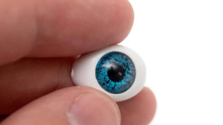 একদশক আগে অটো ইমিউন রোগ কাবু করে ফেলেছিল শরীরকে। দৃষ্টিশক্তি চলে গিয়ে অন্ধকারে ডুবে গিয়েছিলেন। চোখ মেলে ফের দেখার সুযোগ পেলেন মহিলা। দাঁতের দৌলতেই চোখের দৃষ্টি ফিরল তাঁর।