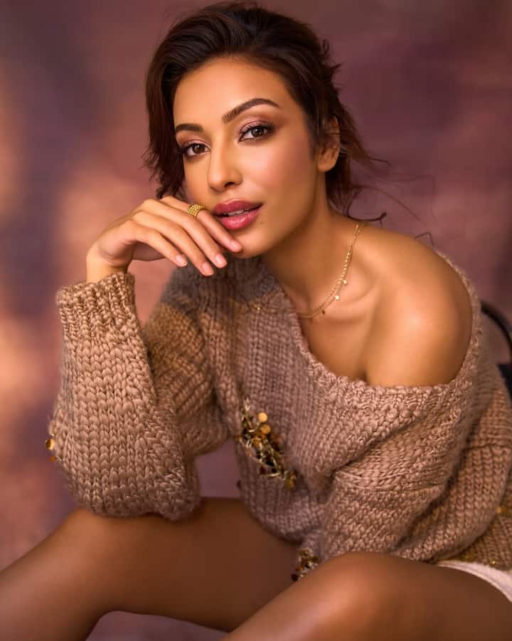 Sahar is looking very gorgeous in this one shoulder top of beige color. She is looking quite beautiful wearing Messi hairstyle and a chain around her neck.