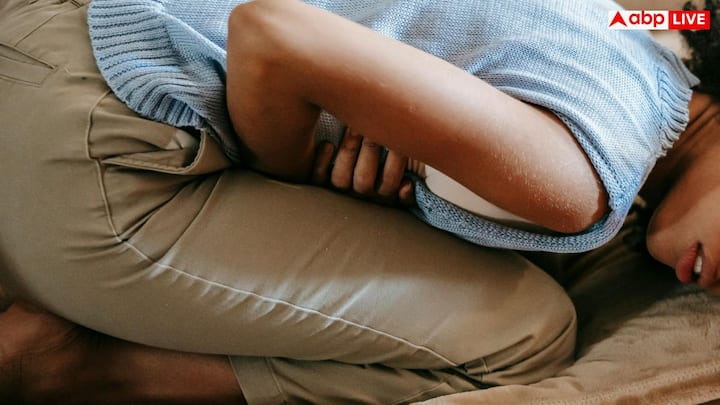 लगातार उल्टी जैसा महसूस होना भी लिवर से जुड़ी गड़बड़ी का संकेत हो सकता है. खासकर जब ये परेशानी फैटी या तेल युक्त भोजन खाने के बाद बढ़ जाए. अगर यह समस्या दिनों तक बनी रहे तो इसे सामान्य पेट की तकलीफ समझकर अनदेखा न करें.