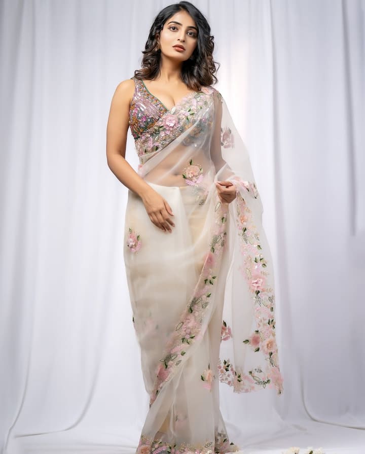 మల్లేశం, వకీల్ సాబ్, తంత్ర తదితర సినిమాలతో అనన్య నాగళ్ళ పాపులర్ అయ్యారు. ప్రస్తుతం ఆవిడ చేతిలో మరికొన్ని సినిమాలు ఉన్నాయి. (Image Courtesy: ananya.nagalla / Instagram)