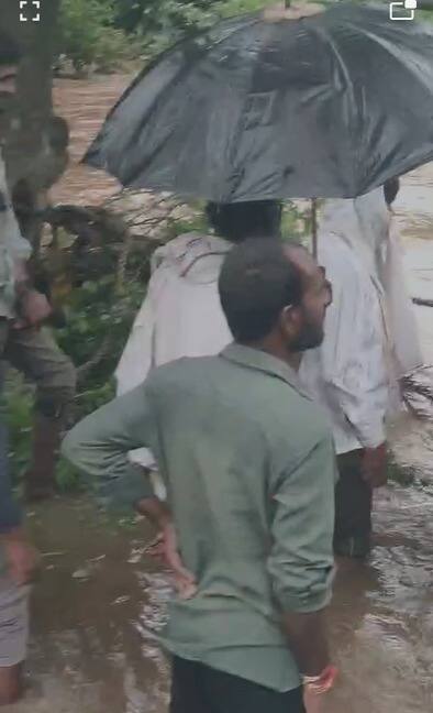 शिवाय यावेळी पाण्यातून सुखरुप बाहेर पडता यावं, यासाठी दोरखंड बांधण्यात आलाय.