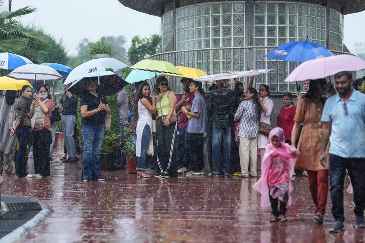 আবহাওয়া দফতর জানাচ্ছে, এই নিম্নচাপের সরাসরি কোন প্রভাব নেই বাংলায়। বাংলার উপকূলে মৎস্যজীবীদের জন্য কোন সতর্কবার্তা নেই। ২০ শে আগস্ট পর্যন্ত মৎস্যজীবীদের সমুদ্রে যেতে নিষেধ করা হয়েছে মূলত দক্ষিণ ওড়িশা ও উত্তর অন্ধ্রপ্রদেশ উপকূলে। উত্তরবঙ্গে আজ বিক্ষিপ্তভাবে বজ্রবিদ্যুৎসহ বৃষ্টির সম্ভাবনা। কাল থেকে শুক্রবার পর্যন্ত ওপরের পাঁচ জেলাতেই ভারী বৃষ্টির সম্ভাবনা।