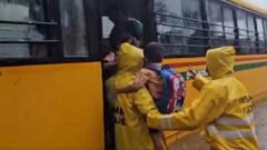 मुंबई में भारी बारिश के बीच फंसी स्कूल बस, 6 बच्चों का रेस्क्यू