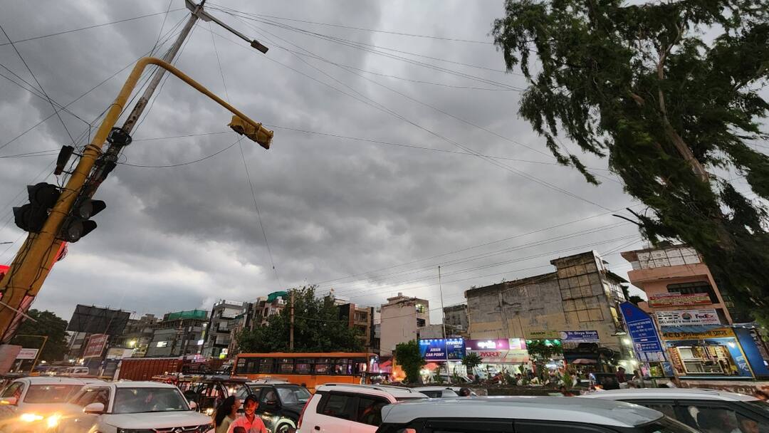 दिल्ली-NCR में बदला मौसम का मिजाज, बारिश की फुहारों ने उमसभरी गर्मी से दिलाई राहत Delhi Weather rain relief from humidity IMD alert ann दिल्ली-NCR में बदला मौसम का मिजाज, बारिश की फुहारों ने उमसभरी गर्मी से दिलाई राहत