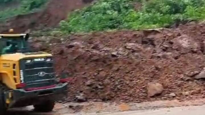 मुसळधार पावसामुळे मातीचा मलबा अजून खाली येण्याची शक्यता आहे.