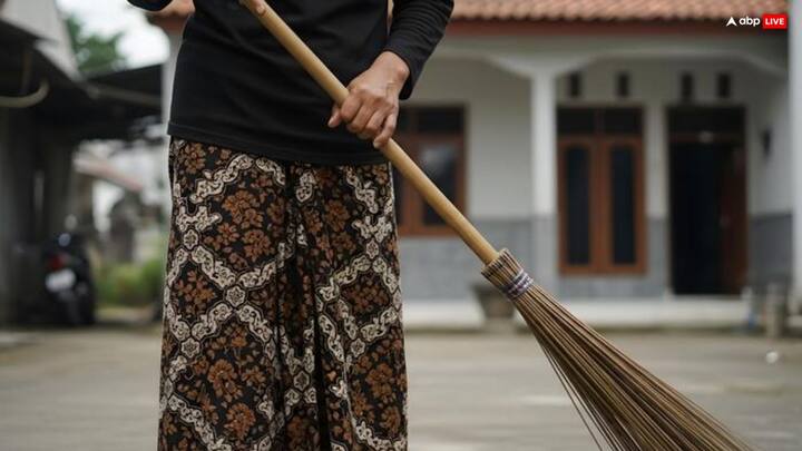 కొత్త చీపురు కొన్నప్పుడల్లా, ఉపయోగించే ముందు దానిపై కొంచెం ఉప్పు చల్లండి. ఇది చీపురును శుభ్రపరచడంతో పాటూ  ఇంటి నుంచి ప్రతికూల శక్తిని కూడా తొలగిస్తుందని నమ్ముతారు.