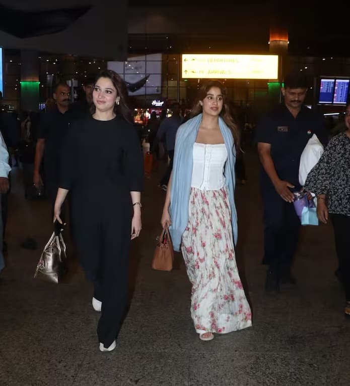 अभिनेत्री ने सफेद टॉप के साथ सफेद फ्लोरल लॉन्ग स्कर्ट पहनी थी और नीले रंग के दुपट्टे से अपने लुक को पूरा किया। जान्हवी कपूर भी एयरपोर्ट पर अपने फैन्स के साथ अलग-अलग पोज में तस्वीरें क्लिक कराती नजर आईं।