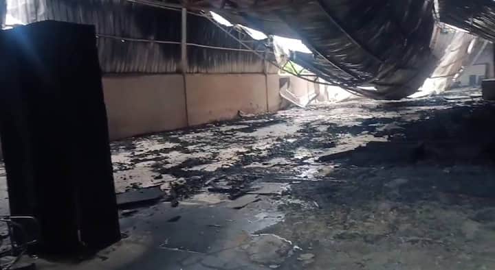 हि आग इतकी भीषण होती कि या आगीत फर्निचरचे दुकान भस्मसात झाले आहे. तर दुकानाच्या पुढच्या बाजूला राहणारे कुटूंबीय धुराने गुदमरले आहेत.