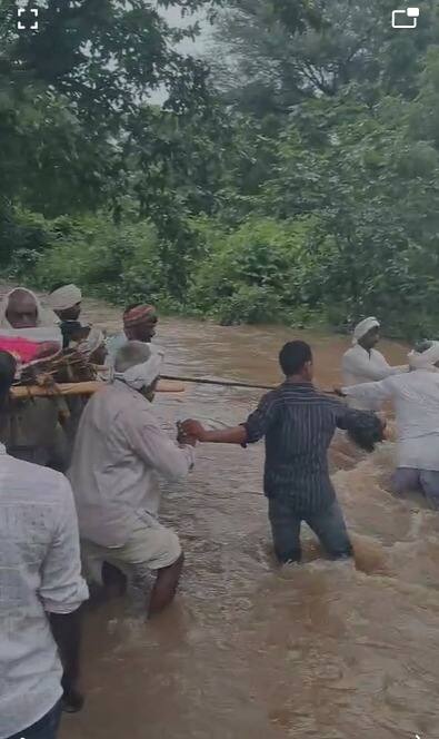 दरम्यान, पावसामुळे अडकलेल्या लोकांसाठी मुखेड तालुक्यातील गावांमध्ये बचावकार्य सुरु करण्यात आलंय.