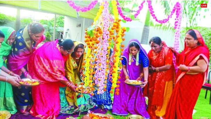 हरतालिका तीज के बाद फुलेरा को कहीं फेंके नहीं इससे दोष लगता है. पूजा के बाद इसके फूल और पत्तियां नदी में प्रवाहित कर दें. a