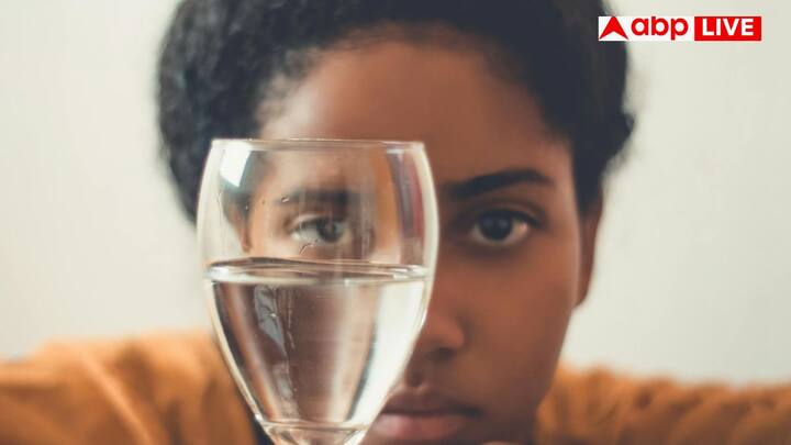 खड़े होकर पानी पीने पर बस इतना फर्क पड़ता है कि पानी जल्दी-जल्दी पेट में चला जाता है, जिससे पाचन तंत्र पर हल्का दबाव पड़ सकता है.