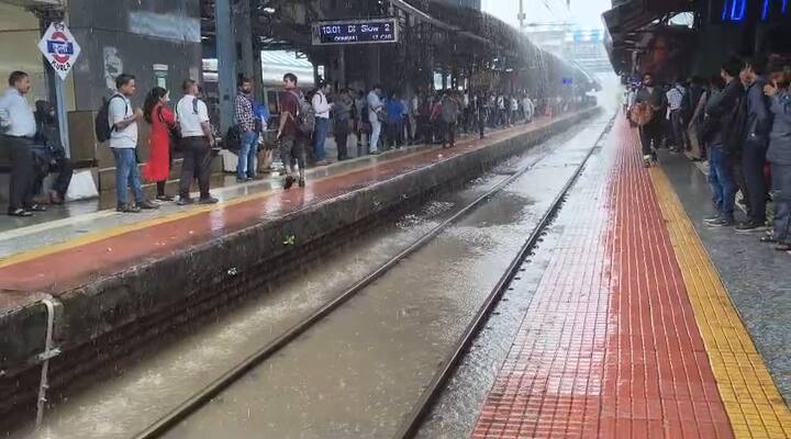 तर छत्रपती शिवाजी महाराज टर्मिनच्या दिशेने येणारी जलद वाहतूक 5 मिनिटे उशिराने सुरु आहे.