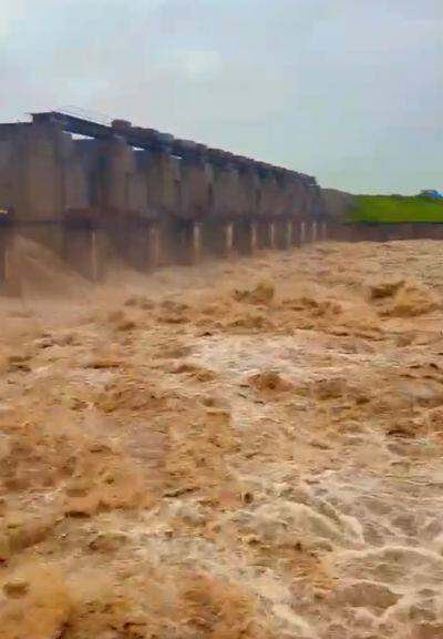 नांदेड जिल्ह्यात आज पहाटेपासून जोरदार पाऊस सुरु झालाय. मुखेड तालुक्यात आज पहाटे झालेल्या ढगफुटीसदृश्य पावसामुळे अनेक  गावात हाहाकार उडाला.