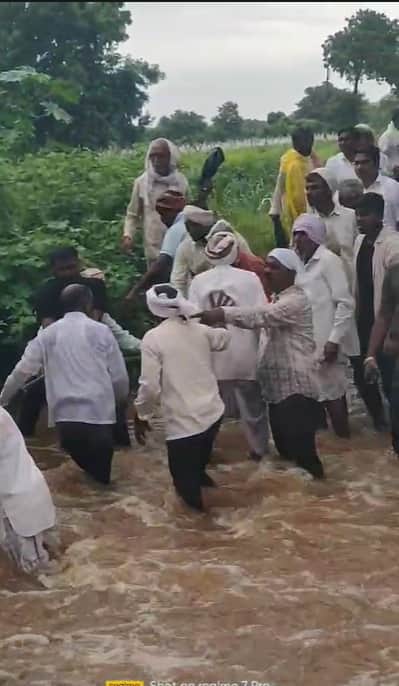 दरम्यान, पावसामुळे मराठवाड्यात भीषण परिस्थिती निर्माण झालीये. नांदेडमधील मुखेडमध्ये पाऊस आणि पूर परिस्थितीमुळे अंत्ययात्रा गुडघाभर पाण्यातून नेण्याची वेळ आलीये.