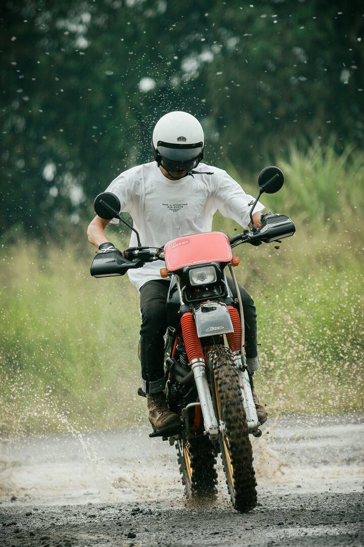 पाण्याने भरलेल्या रस्त्यांपासून सावध राहा, खोल पाणी असल्यास इंजिन बंद पडण्याचा धोका असतो.