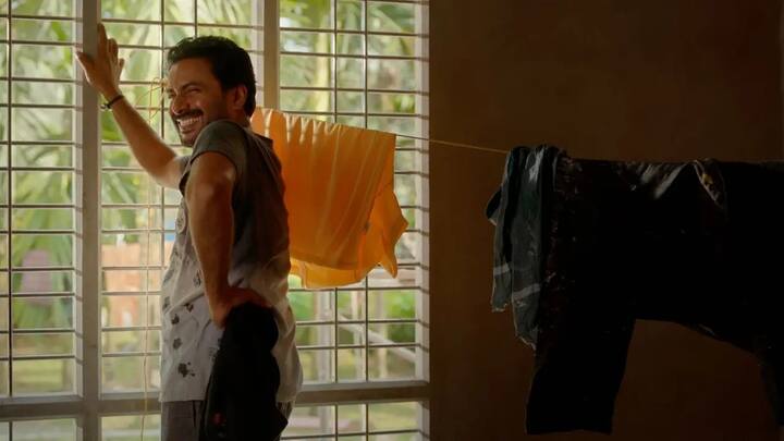 आता 16 व्या दिवशी 'सु फ्रॉम सो'च्या कलेक्शनमध्ये वाढ झाली आहे. हा चित्रपट बॉक्स ऑफिसवर सातत्यानं बंपर कमाई करतोय. कोइमोईच्या रिपोर्टनुसार, रिलीजच्या तिसऱ्या शनिवारी या चित्रपटाच्या कमाईत 77 टक्क्यांची वाढ झाली आहे.