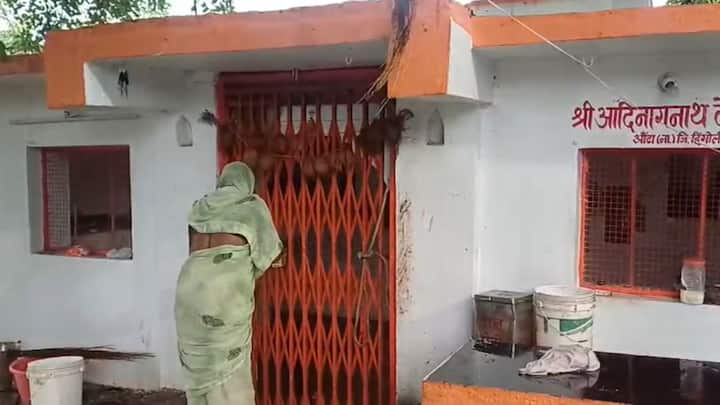 हिंगोली जिल्ह्यांमध्ये मागील तीन दिवसापासून सतत जोरदार पाऊस बरसत आहे, त्यामुळे जिल्ह्यात सगळीकडे पाणीच पाणी पाहायला मिळत आहे.