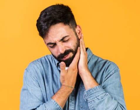 टॉन्सिल इंफेक्शन: गले में खराश और निगलने में तकलीफ टॉन्सिलाइटिस का पहला लक्षण हो सकता है. इसमें टॉन्सिल्स सूज जाते हैं और गले में दर्द, बुखार और सांस की बदबू जैसी समस्याएं भी हो सकती हैं.