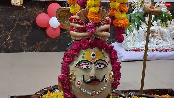 हरतालिका तीज पर फुलेरा बनाने के लिए, विभिन्न प्रकार के फूलों, अशोक और आम की पत्तियों का उपयोग किया जाता है. मान्यता है फुलेरा के दर्शन से वैवाहिक जीवन में सुख समृद्धि आती है.