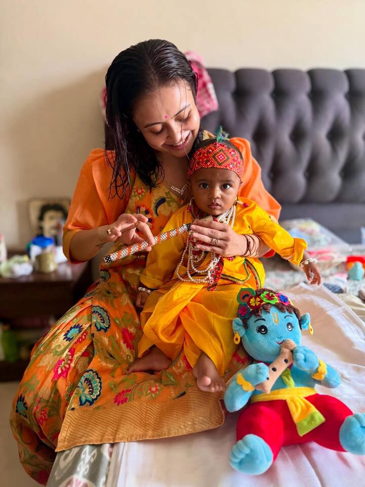 On the occasion of Krishna Janmashtami, this post of Devolina won the hearts of fans. On this post, the fans filled the comment section from Cute Kanha ji.
