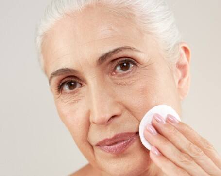 झुर्रियों और फाइन लाइन्स में कमी: घी में एंटी-एजिंग गुण होते हैं जो स्किन को टाइट और हेल्दी रखते हैं. रोज रात को घी लगाने से झुर्रियों और फाइन लाइन्स की समस्या कम हो सकती है.