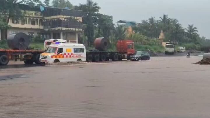 रायगड जिल्ह्यातील कोलाड खांब परीसर रुग्णवाहिकेला देखील पाण्यातून कसरत करावी लागत आहे.