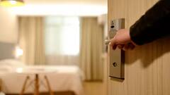 શું તમારા હોટલ રૂમમાં હિડન કેમેરા તો નથી ને? આ રીતે સરળતાથી શોધી શકશો