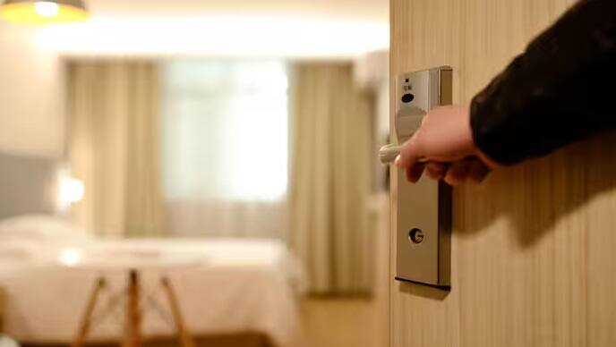 જ્યારે પણ લોકો નવા શહેર અથવા અન્ય રાજ્યમાં જાય છે ત્યારે તેમને મોટે ભાગે હોટલમાં રહેવું પડે છે. લોકો આરામ માટે હોટલના રૂમ બુક કરે છે. પરંતુ ક્યારેક આ જગ્યા ચિંતાનું કારણ બની જાય છે. જ્યારે લોકોને લાગે છે કે તેમના પર નજર રાખવામાં આવી રહી છે.