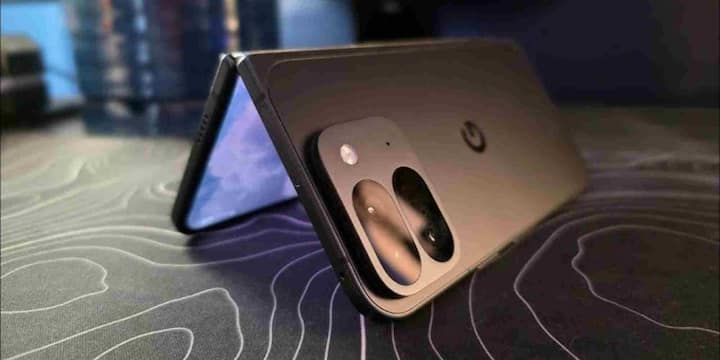 लीक रिपोर्ट्स के मुताबिक, Google Pixel 10 Pro Fold में नया Tensor G5 प्रोसेसर और Tensor M2 सिक्योरिटी चिप दी जाएगी. फोन में एक शानदार 8.0-इंच OLED मेन डिस्प्ले और 6.4-इंच कवर डिस्प्ले होगा, दोनों ही 120Hz रिफ्रेश रेट, HDR सपोर्ट और 3000 निट्स ब्राइटनेस जैसे फीचर्स के साथ. इस वजह से यूज़र्स को स्मूद और क्रिस्टल-क्लियर विजुअल्स का अनुभव मिलेगा.