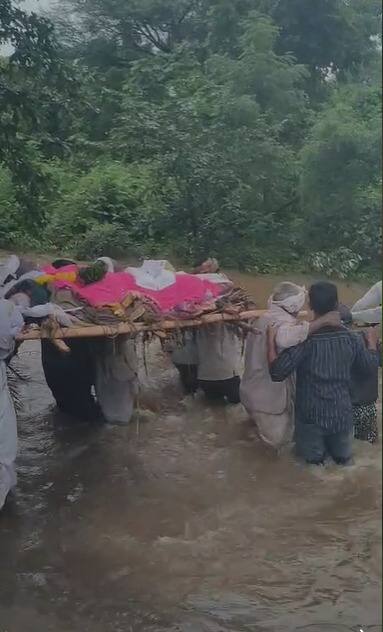 नांदेडमधील लेह धरणाच्या पाण्याच्या पातळीत वाढ झाली आहे. कर्नाटक भागातून मोठ्या प्रमाणावर पाण्याचा विसर्ग सुरू करण्यात आलाय आहे. परिणामी, लडो नदीच्या पाणी पातळीत लक्षणीय वाढ झालेली असून काही गावांमध्ये पूर परिस्थिती निर्माण झालीये.