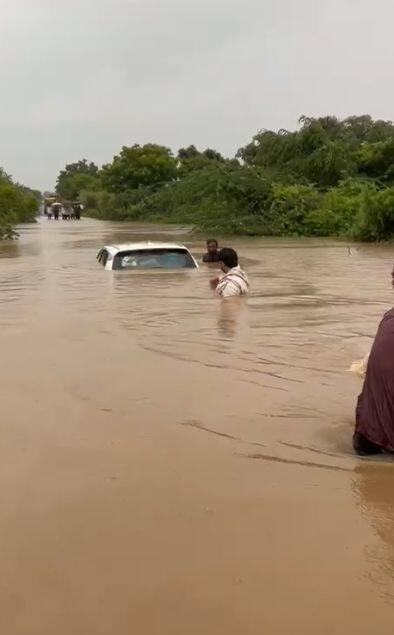पूरात अडकलेल्यांना एसडीआरएफरच्या टीमने बाहेर काढलंय, यावेळी बाहेर आलेल्या महिलांनी आक्रोश केलाय. इतर गावातही अडकलेल्या लोकांना काढण्यासाठी बचावकार्य सुरु आहे. दरम्यान हसनाळ आणि रावणगाव इथे काही लोक अडकले आहेत. तर दुसरीकडे इटग्याळ येथे अडकलेली कारला बाहेर काढण्यात आली.