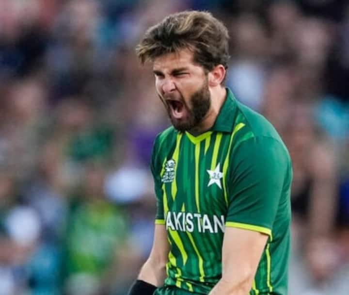 एशिया कप के लिए चुनी गई पाकिस्तान क्रिकेट टीम की सबसे बड़ी ताकत उसकी गेंदबाजी है. कई समय से उनकी गेंदबाजी में वो धार नहीं दिख रही थी, जिसके लिए ये टीम जानी जाती है लेकिन इस बार उनकी टीम मजबूत लग रही है. टीम में शाहीन शाह अफरीदी, हसन अली, हारिस रउफ और मोहम्मद वसीम जैसे तेज गेंदबाज हैं. सलमान मिर्जा के रूप में तेज गेंदबाज की भी एंट्री हुई है. स्पिनर्स के रूप में मोहम्मद नवाज, अबरार अहमद और सुफियान मुकीम जैसे अच्छे गेंदबाज हैं.