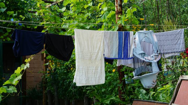 पावसाळ्यात सतत दमट हवेमुळे कपडे लवकर वाळत नाहीत आणि त्यांना बुरशी, दुर्गंधी येते. काही सोपे उपाय करून हा त्रास टाळता येतो