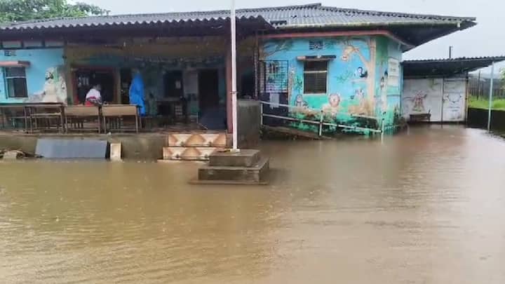 खेड तालुक्यातील आवशी गावात मुसळधार पावसामुळे पूरपरिस्थिती निर्माण झाली असून गावातील अनेक वाड्यांचा संपर्क तुटला आहे.