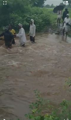 गुडघाभर पाण्यातून अंत्ययात्रा, खांदेकरांना पुढे सरकण्यासाठी दोरखंड बांधला, मुखेडमध्ये पाऊस काळ बनून आला!