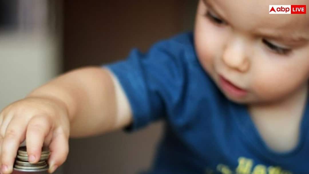 how to remove coin in 5 minutes stuck in child throat बच्चे के गले में फंस जाए सिक्का तो कैसे निकालें? 5 मिनट में ऐसे बचेगी जान