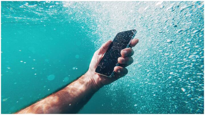 Water Proof Mobiles : బడ్జెట్​లో వాటర్​ప్రూఫ్ మొబైల్స్ కావాలనుకుంటున్నారా? వర్షాకాలంలో ఇబ్బంది పడకుండా ఉండేందుకు ఎలాంటి ఫోన్స్ బెస్టో ఇప్పుడు చూసేద్దాం.