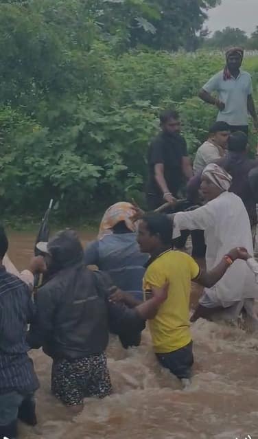 मराठवाड्यामध्ये गेल्या दोन दिवसांपासून जोरदार पाऊस बरसतो आहे. मराठवाड्यातील लातूर नांदेड आणि बीड जिल्ह्यात सर्वाधिक पाऊस झालाय. यामध्ये एका दिवसात पाच लोकांचा मृत्यू झाला आहे ,एक जण जखमी झाला आहे. तर अनेकांना पुरामुळे स्थलांतरित करण्याची वेळ आली आहे.
