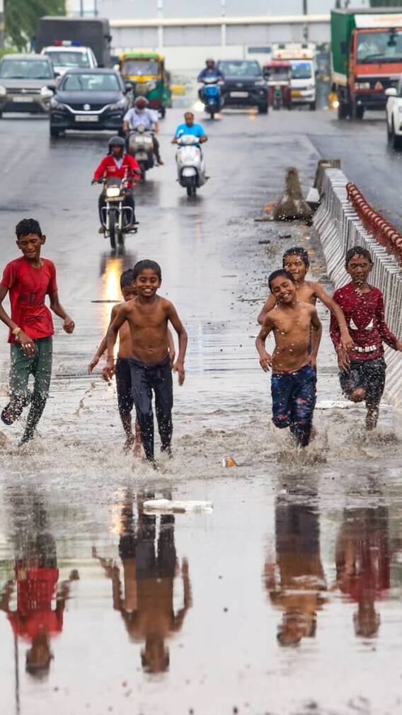 बारिश से दिल्ली अस्त-व्यस्त, IMD ने आज फिर जताई बारिश की संभावना