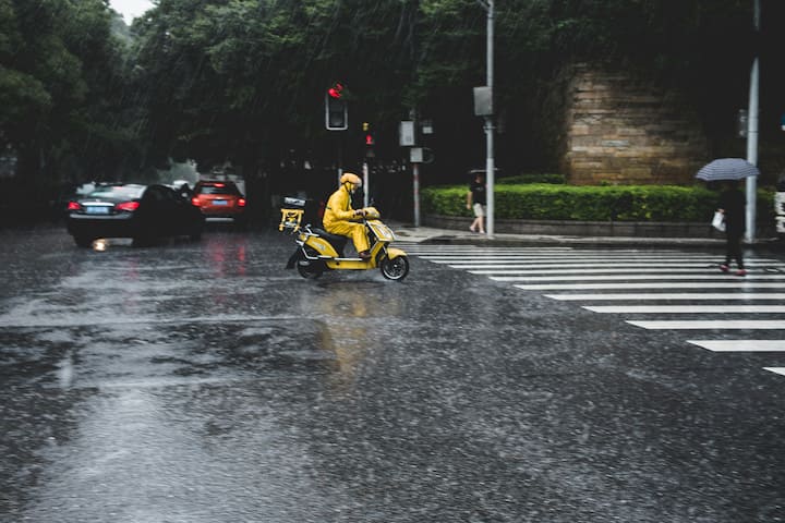 अचानक ब्रेक टाळा, अचानक ब्रेक लावल्यानं गाडी घसरू शकते. हळूहळू ब्रेक लावण्याची सवय ठेवा.