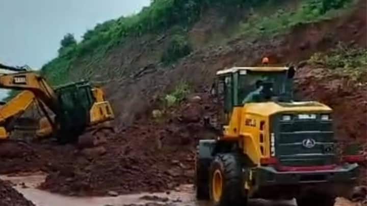 मलबा हटवण्यासाठी दोन जेसीबी लावण्यात आले आहेत.