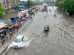 Mumbai Heavy Rain local Update : मुंबईत पावसाचा कहर, मध्य, हार्बर आणि वेस्टर्न रेल्वेमार्गावर लोकल किती मिनिटं लेट? जाणून घ्या, लेटेस्ट अपडेट्स