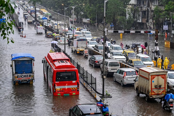 Mumbai Rains: मुंबईसह पश्चिम उपनगरात आज (18 ऑगस्ट) पहाटेपासून जोरदार पाऊस सुरू आहे. पश्चिम उपनगरात अंधेरी, जोगेश्वरी, गोरेगाव, मालाड, कांदिवली, बोरिवली, दहिसर, विलेपार्ले, सांताक्रुझ, वांद्रे परिसरामध्ये सध्या जोरदार पाऊस सुरू आहे.