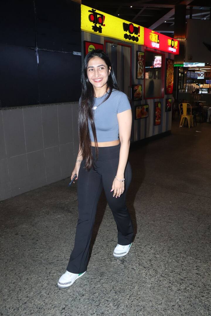 His beauty was worth seeing in open straight hair and no makeup look. Seeing the beauty of the fans actress, she has once again become her admirers.