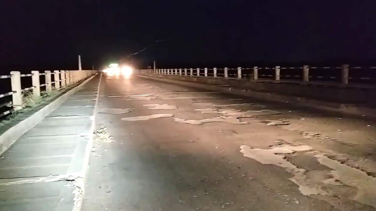 இருளில் மூழ்கிய கொள்ளிடம் பாலம் - உயிரை கையில் பிடித்துக் கொண்டு செல்லும் வாகன ஓட்டிகள்.. கண்டுகொள்ளாத அரசு..!