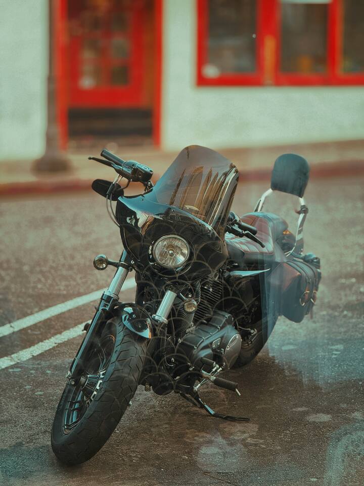 पुढच्या गाडीशी नेहमी पुरेसं अंतर ठेवा, कारण पावसात ब्रेक डिस्टन्स वाढतो.