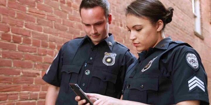 उदाहरण के तौर पर, इस केस में 12 घंटे का सीसीटीवी फुटेज महज़ 12-15 मिनट में एनालाइज़ हो गया. इससे जांच की रफ़्तार कई गुना तेज़ हो गई और अपराधी को जल्दी पकड़ना संभव हुआ. नागपुर हिट-एंड-रन केस ने दिखा दिया कि एआई सिर्फ टेक्नोलॉजी तक सीमित नहीं बल्कि यह अपराध सुलझाने और न्याय दिलाने में भी अहम हथियार बन चुका है.